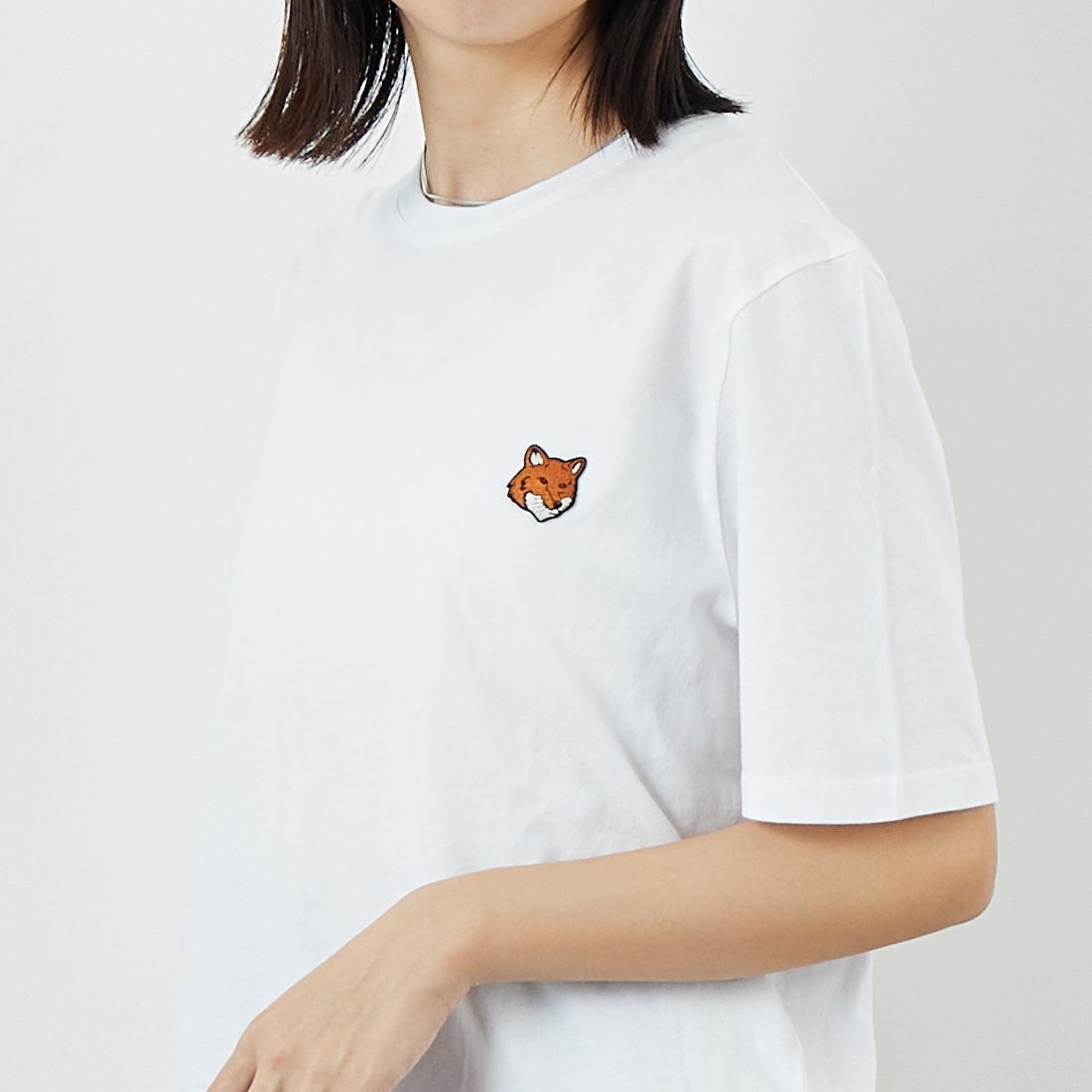 MAISON KITSUNE [メゾン キツネ] フォックスヘッド レギュラーTシャツ [PM00107KJ7026] P100 WHITE &&モデル身長：162cm 着用サイズ：XS&&