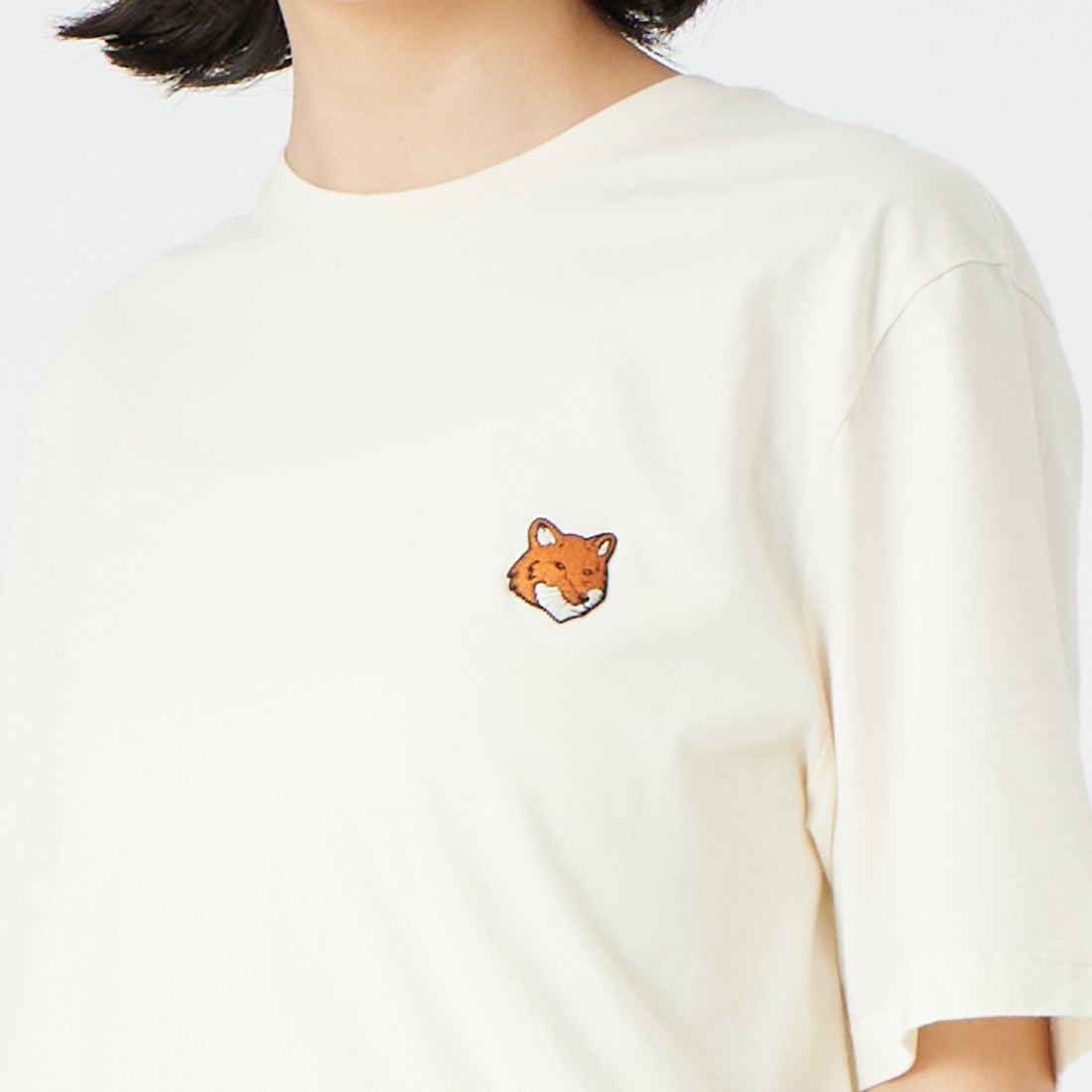 MAISON KITSUNE [メゾン キツネ] フォックスヘッド レギュラーTシャツ [PM00107KJ7026] 0063 NOBLE &&モデル身長：162cm 着用サイズ：XS&&
