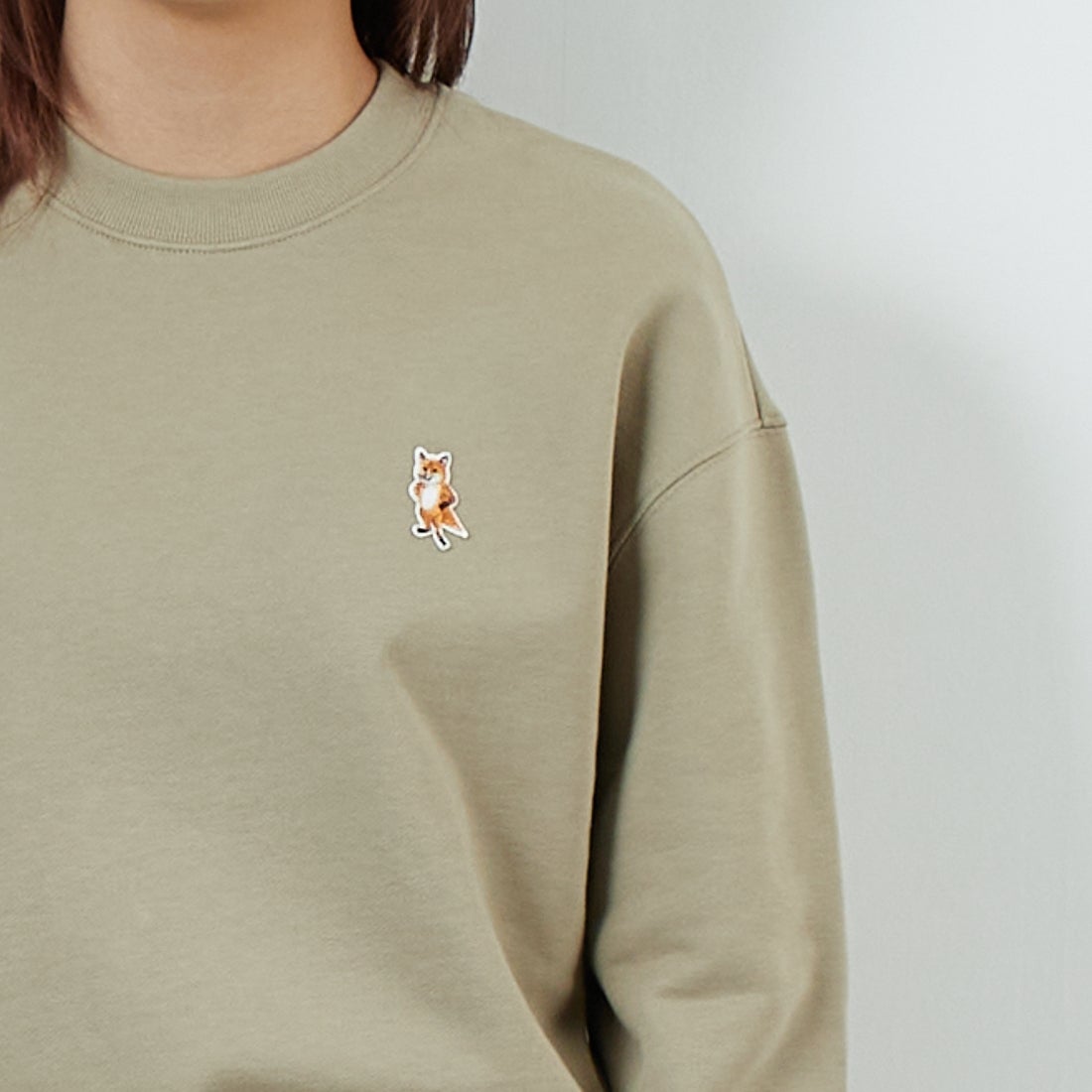 MAISON KITSUNE [メゾン キツネ] スタンディングフォックス コンフォートスウェット [PM00311KM0341] 0302 C.BEI &&モデル身長：167cm 着用サイズ：XS&&
