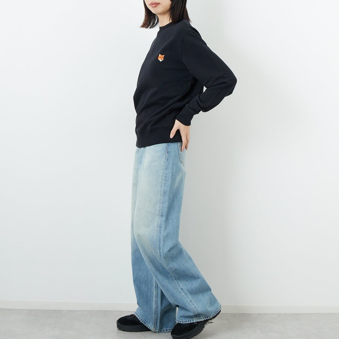 MAISON KITSUNE [メゾン キツネ] フォックスヘッド レギュラースウェット [PM00303KM0340] P199 BLACK &&モデル身長：162cm 着用サイズ：XS&&