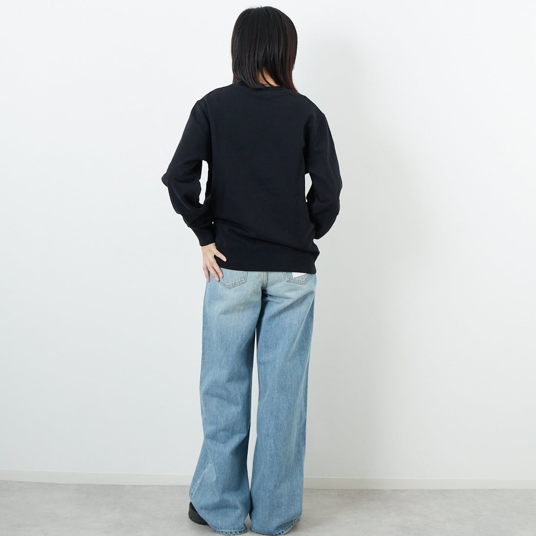 MAISON KITSUNE [メゾン キツネ] フォックスヘッド レギュラースウェット [PM00303KM0340] P199 BLACK &&モデル身長：162cm 着用サイズ：XS&&