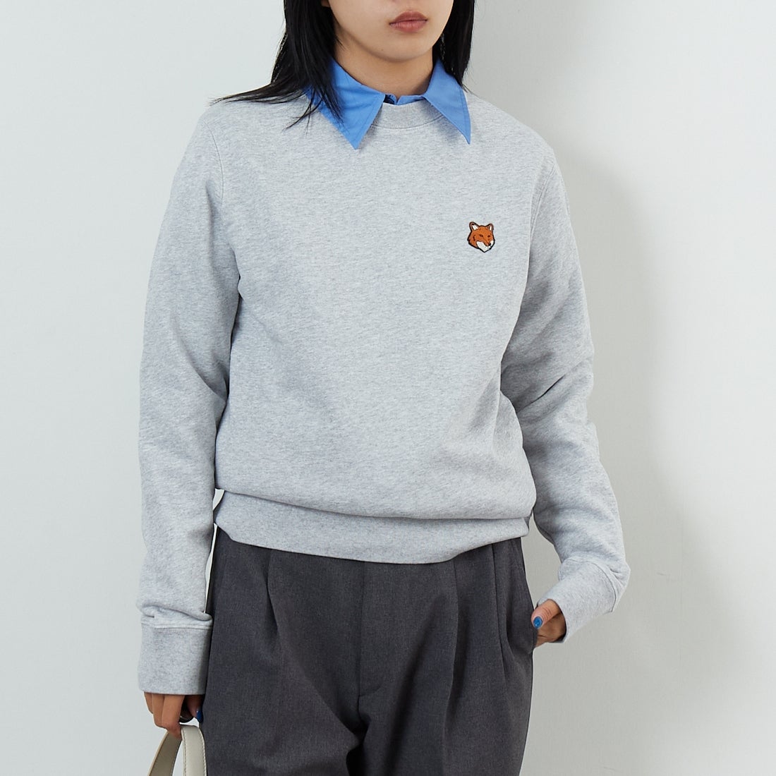 MAISON KITSUNE [メゾン キツネ] フォックスヘッド レギュラースウェット [PM00303KM0340] H120 LT.GR &&モデル身長：167cm 着用サイズ：XS&&