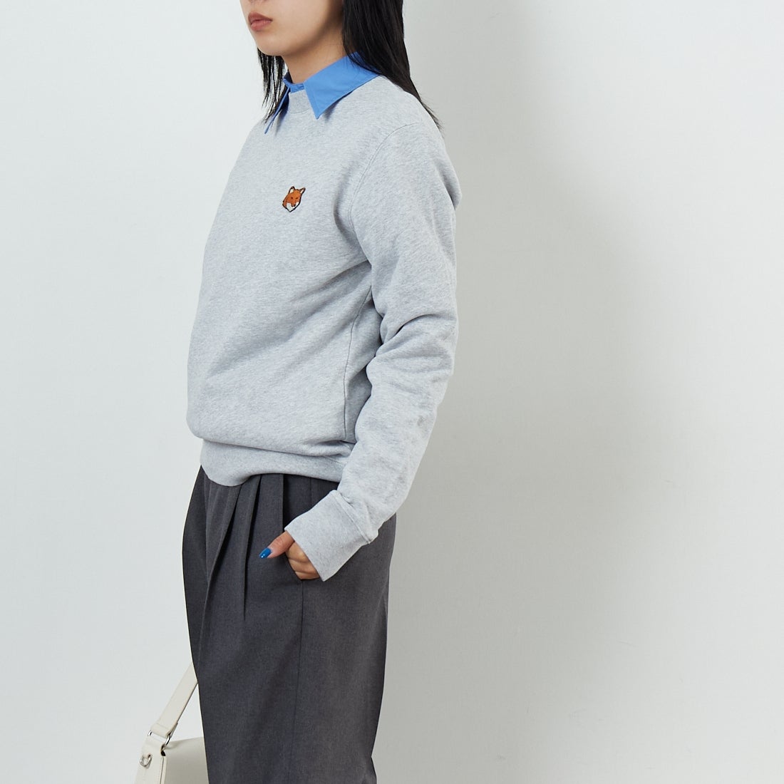 MAISON KITSUNE [メゾン キツネ] フォックスヘッド レギュラースウェット [PM00303KM0340] H120 LT.GR &&モデル身長：167cm 着用サイズ：XS&&