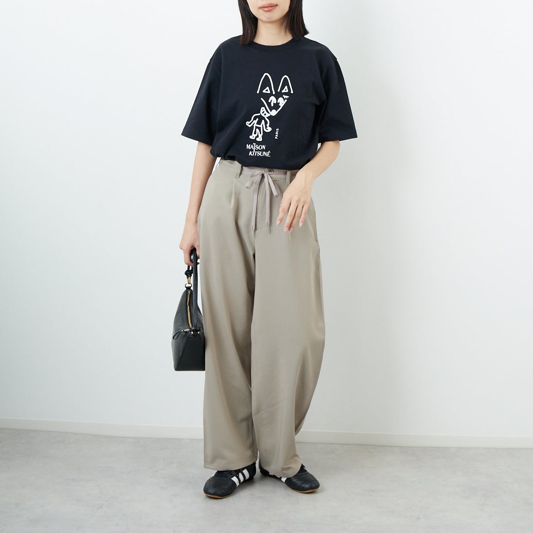 MAISON KITSUNE [メゾン キツネ] パーティーフォックス コンフォートTシャツ [PM00116KJ7025] P199 BLACK &&モデル身長：162cm 着用サイズ：XS&&