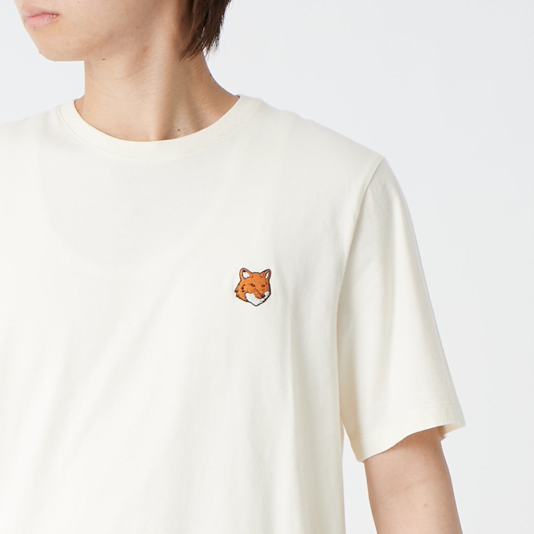 MAISON KITSUNE [メゾン キツネ] フォックスヘッド レギュラーTシャツ [PM00107KJ7026]  0063 NOBLE &&モデル身長：177cm 着用サイズ：S&&