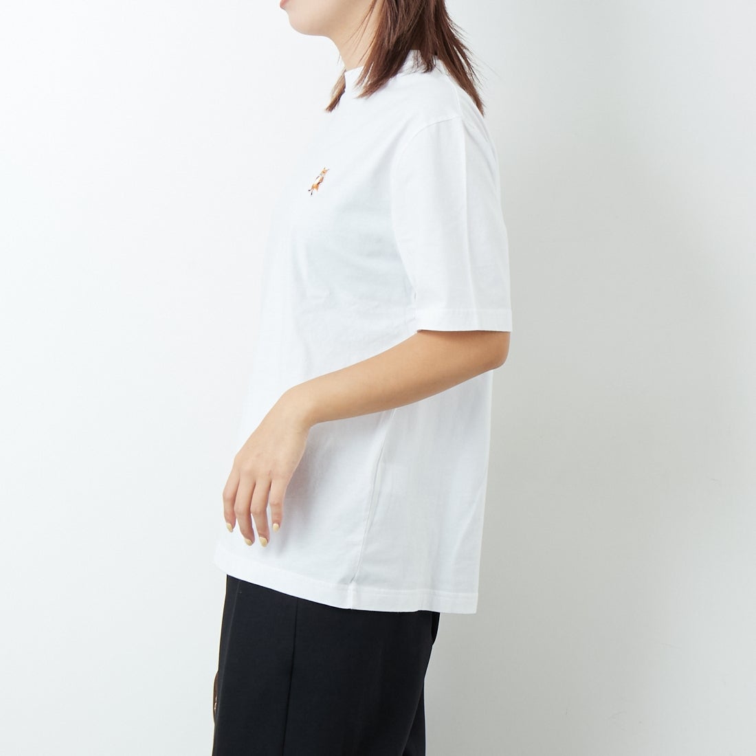 MAISON KITSUNE [メゾン キツネ] スタンディングフォックス コンフォートTシャツ [PM00123KJ7026] P100 WHITE &&モデル身長：167cm 着用サイズ：XS&&