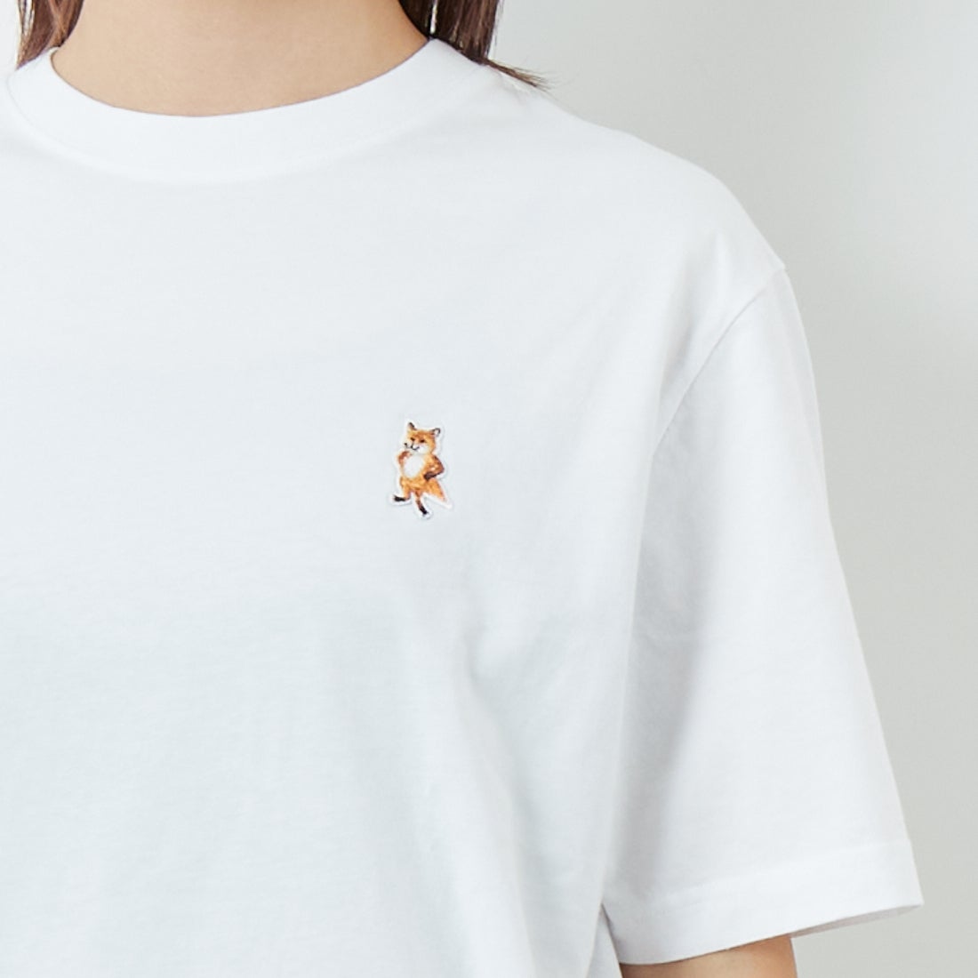MAISON KITSUNE [メゾン キツネ] スタンディングフォックス コンフォートTシャツ [PM00123KJ7026] P100 WHITE &&モデル身長：167cm 着用サイズ：XS&&