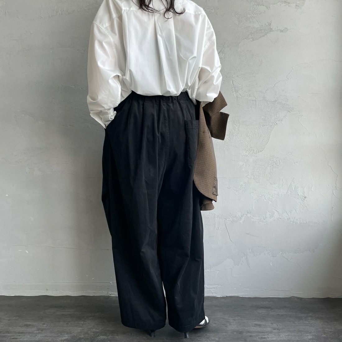 mizuiro ind [ミズイロインド] 別注 コーデュロイワイドパンツ [50053-JF] BLACK &&モデル身長：160cm 着用サイズ：F&&