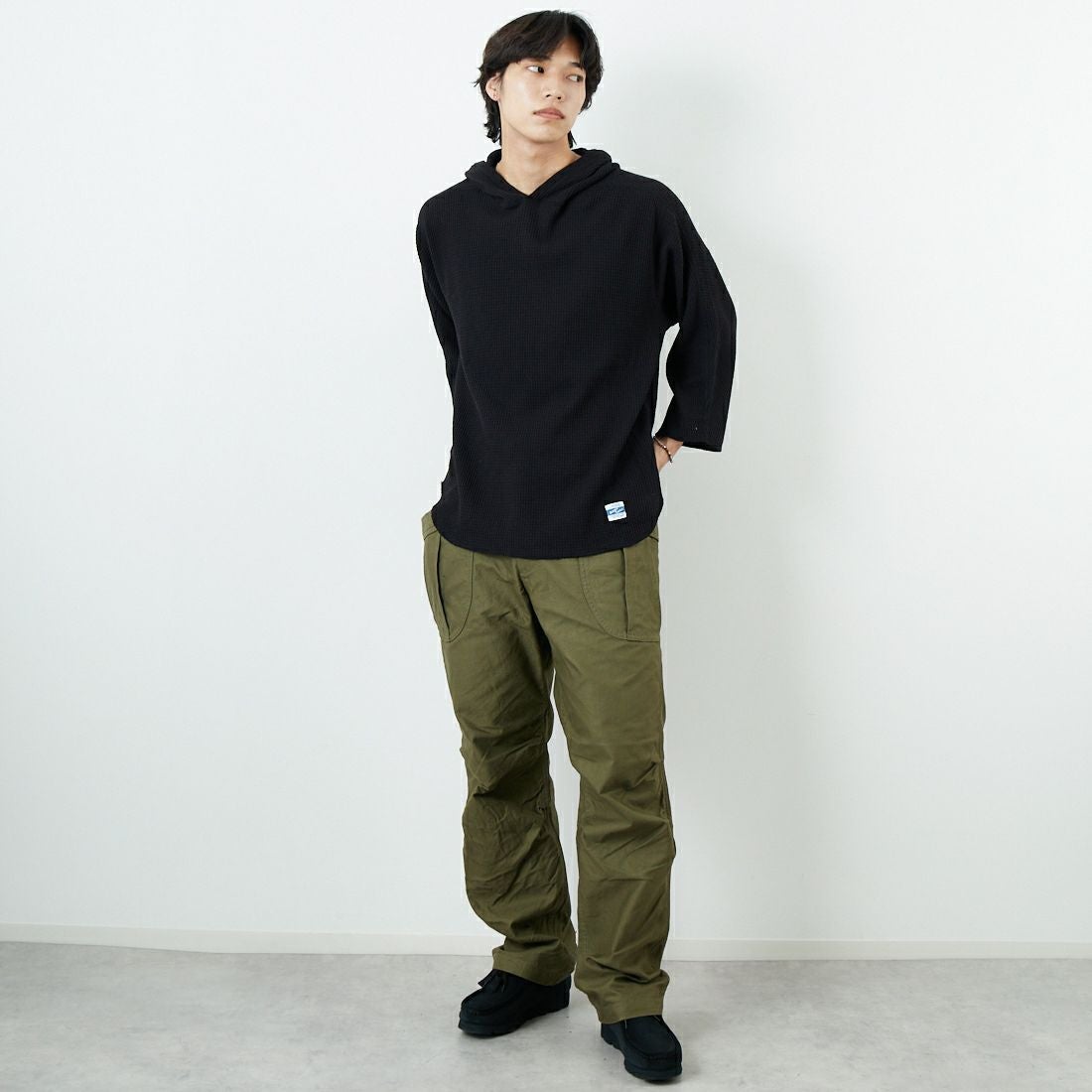 ARMY TWILL SANFORIZED [アーミーツイル サンフォライズド] ワッフルフーディ [AM-2553009] BLACK &&モデル身長：179cm 着用サイズ：M&&