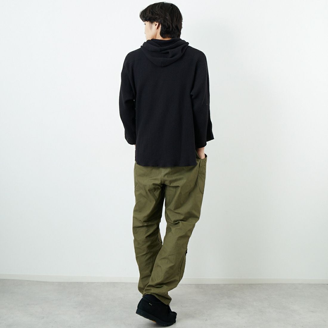ARMY TWILL SANFORIZED [アーミーツイル サンフォライズド] ワッフルフーディ [AM-2553009] BLACK &&モデル身長：179cm 着用サイズ：M&&