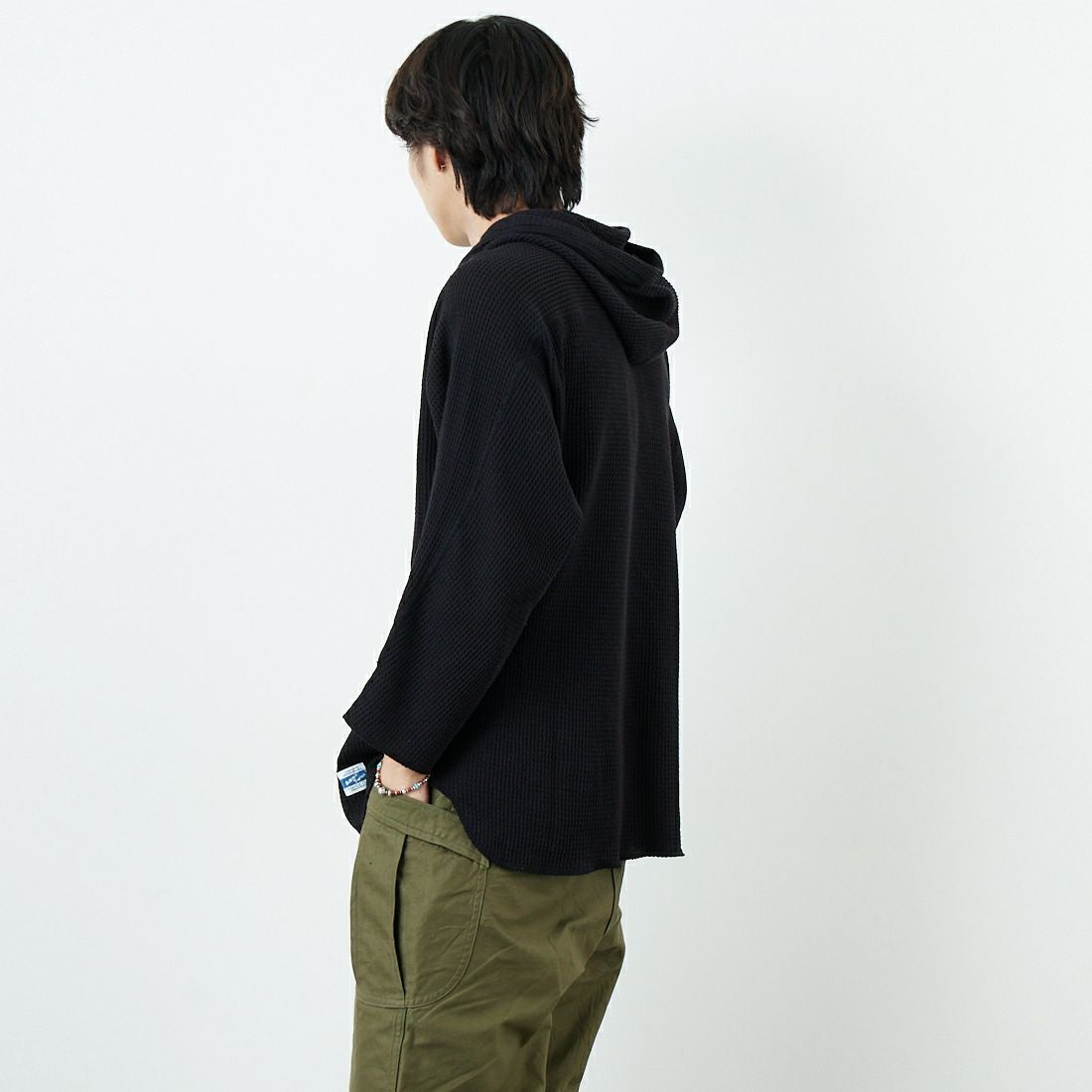 ARMY TWILL SANFORIZED [アーミーツイル サンフォライズド] ワッフルフーディ [AM-2553009] BLACK &&モデル身長：179cm 着用サイズ：M&&