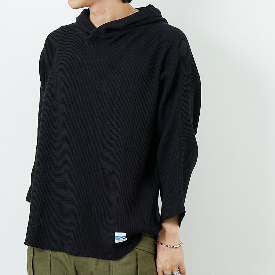 ARMY TWILL SANFORIZED [アーミーツイル サンフォライズド] ワッフルフーディ [AM-2553009] BLACK &&モデル身長：179cm 着用サイズ：M&&