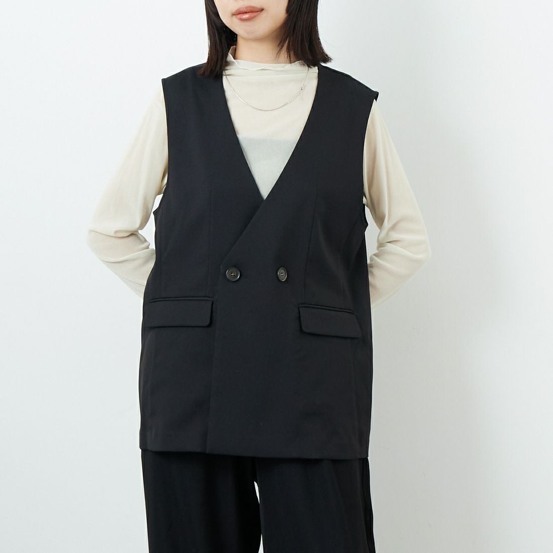 USINE [ユジーヌ] イージーケアツイルVネックベスト [21256059] 004 ﾌﾞﾗｯｸ &&モデル身長：162cm 着用サイズ：F&&