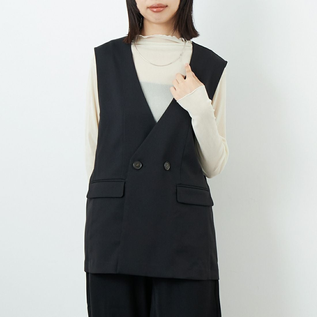 USINE [ユジーヌ] イージーケアツイルVネックベスト [21256059] 004 ﾌﾞﾗｯｸ &&モデル身長：162cm 着用サイズ：F&&