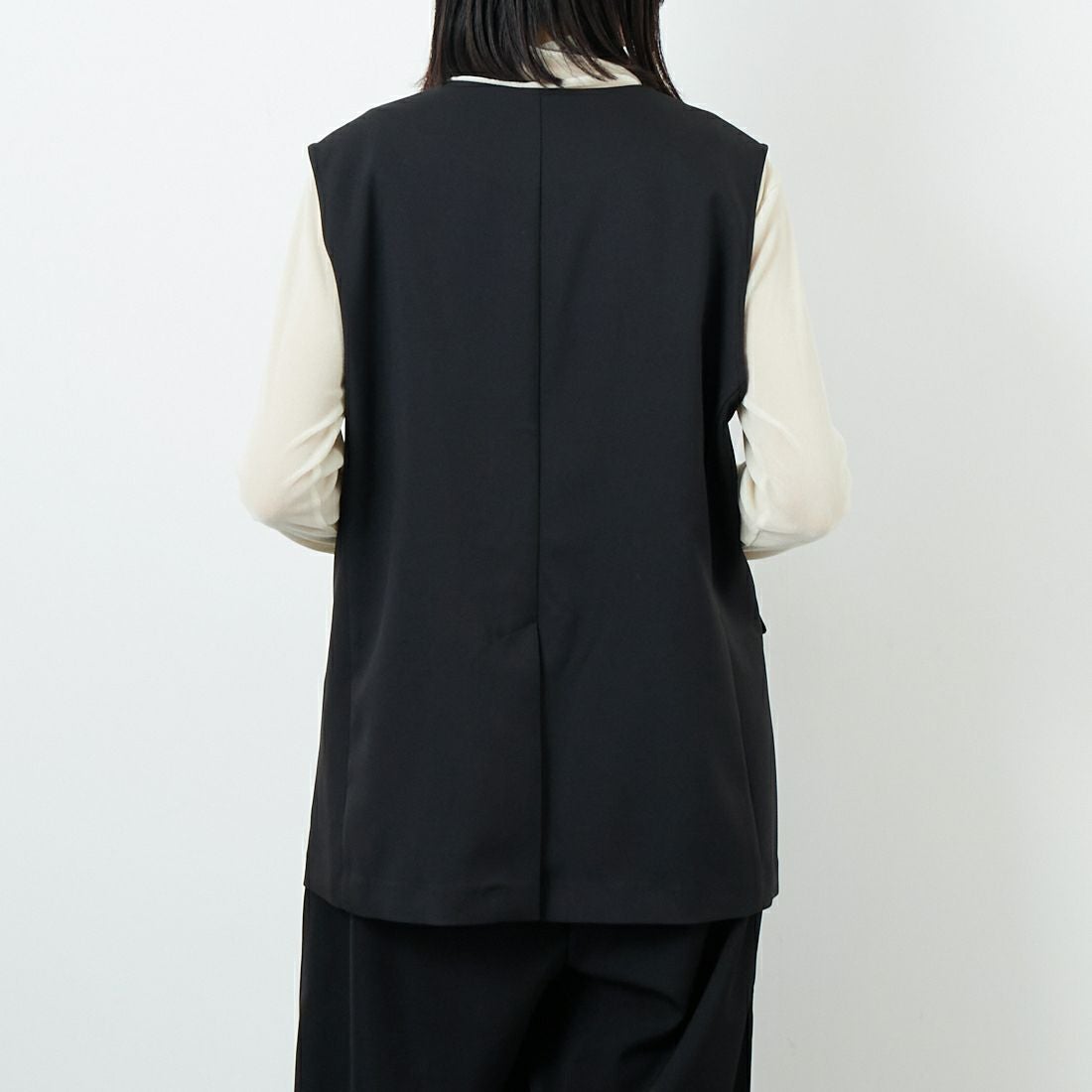 USINE [ユジーヌ] イージーケアツイルVネックベスト [21256059] 004 ﾌﾞﾗｯｸ &&モデル身長：162cm 着用サイズ：F&&