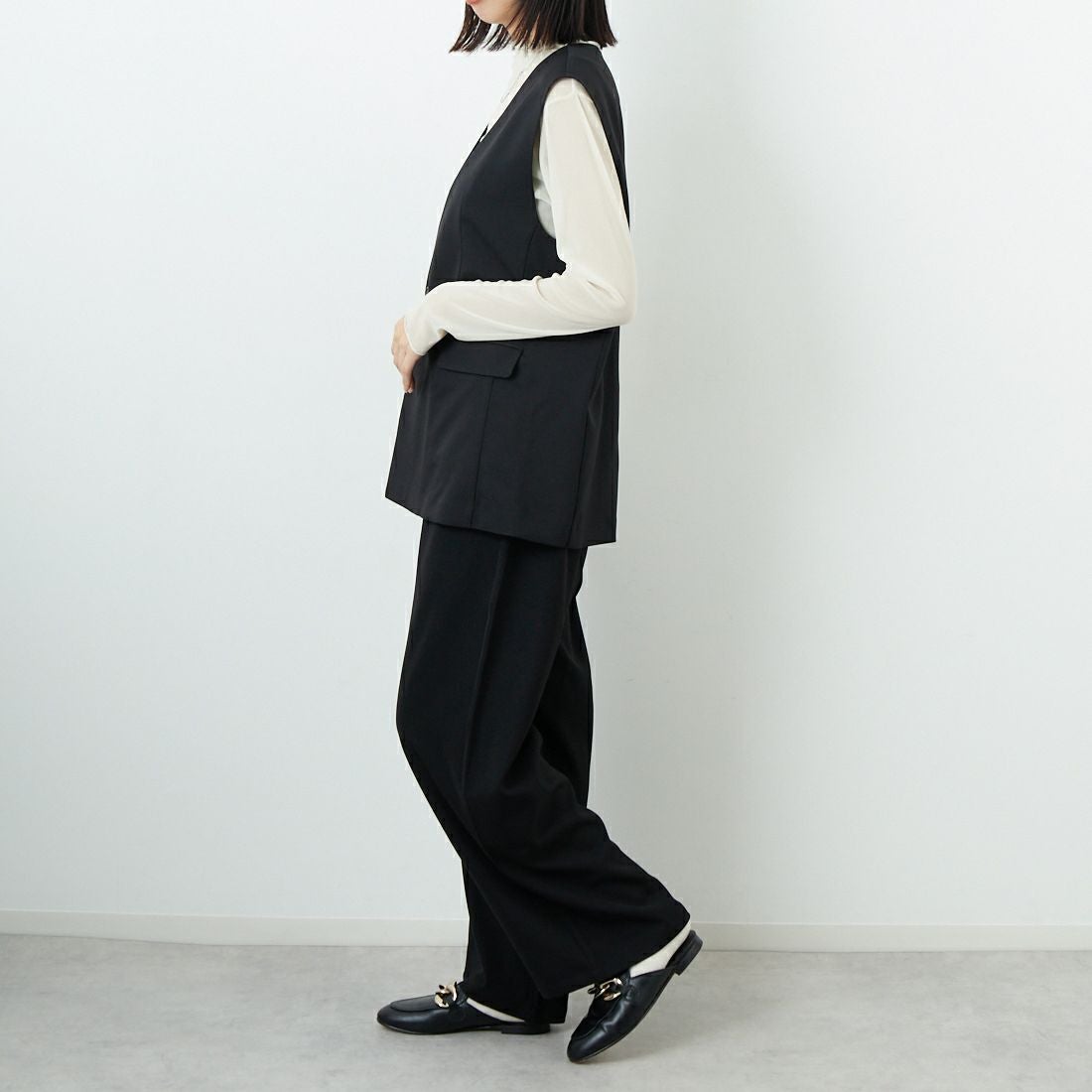 USINE [ユジーヌ] イージーケアツイルVネックベスト [21256059] 004 ﾌﾞﾗｯｸ &&モデル身長：162cm 着用サイズ：F&&