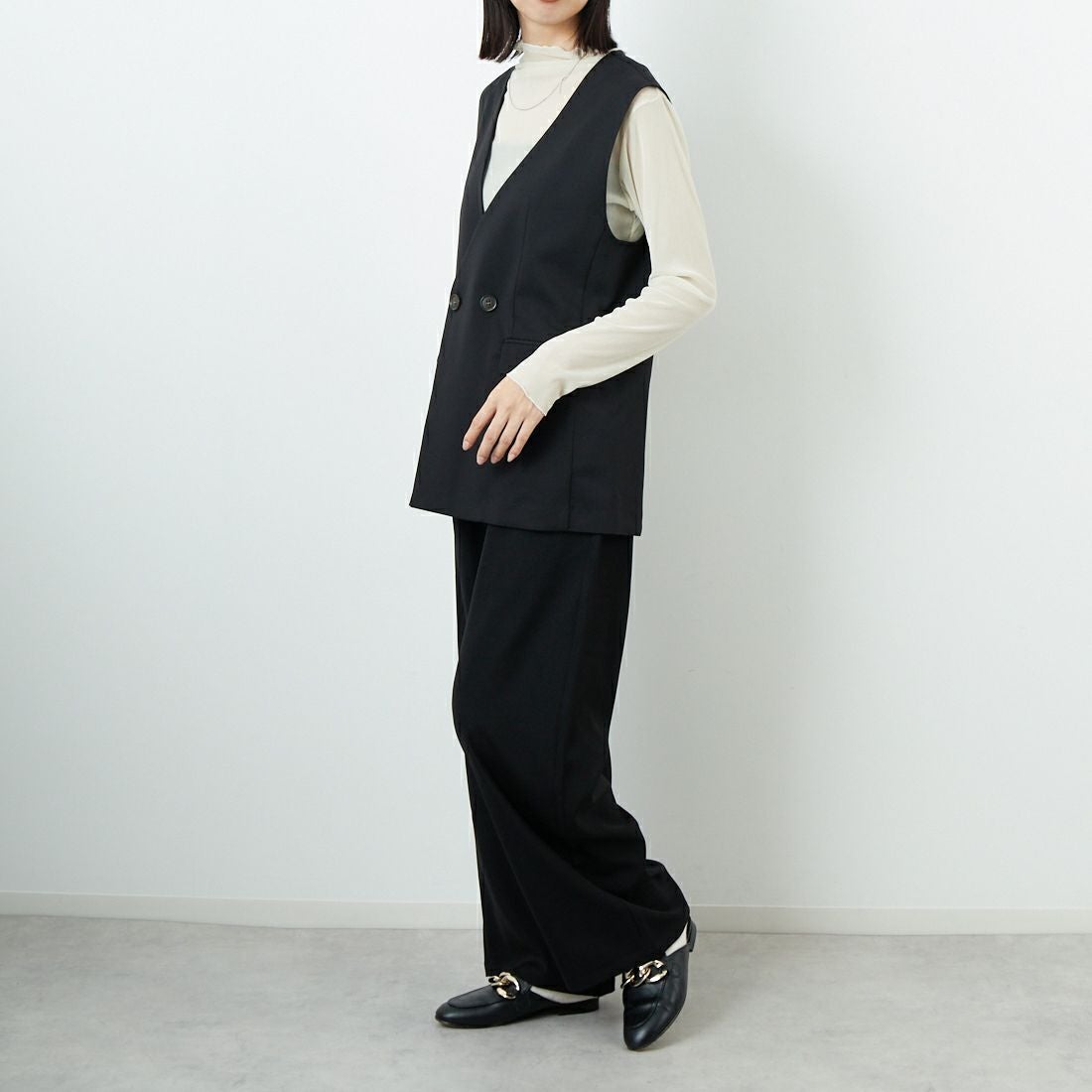 USINE [ユジーヌ] イージーケアツイルVネックベスト [21256059] 004 ﾌﾞﾗｯｸ &&モデル身長：162cm 着用サイズ：F&&