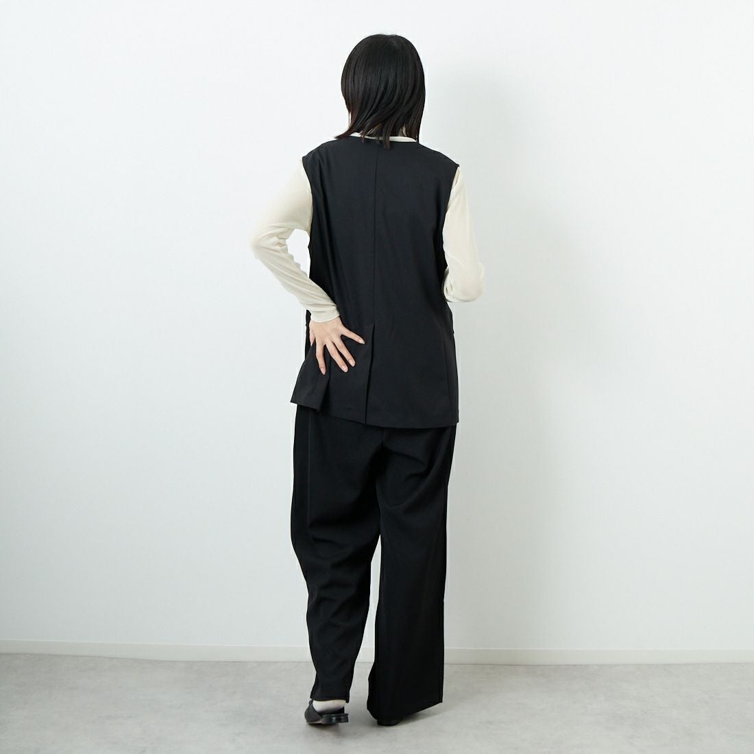 USINE [ユジーヌ] イージーケアツイルVネックベスト [21256059] 004 ﾌﾞﾗｯｸ &&モデル身長：162cm 着用サイズ：F&&