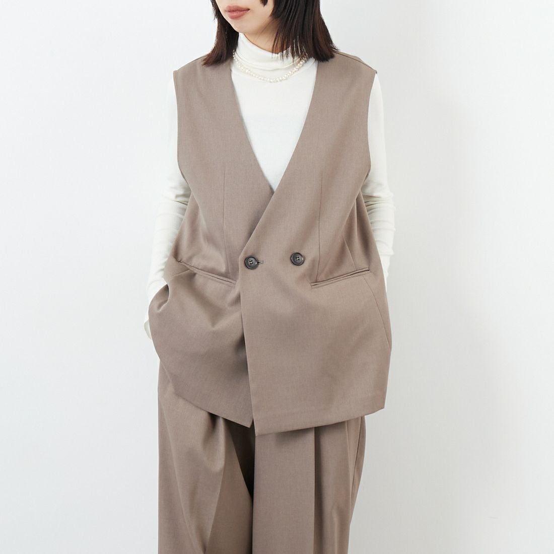 USINE [ユジーヌ] イージーケアツイルVネックベスト [21256059] 035 ﾓｶ &&モデル身長：162cm 着用サイズ：F&&