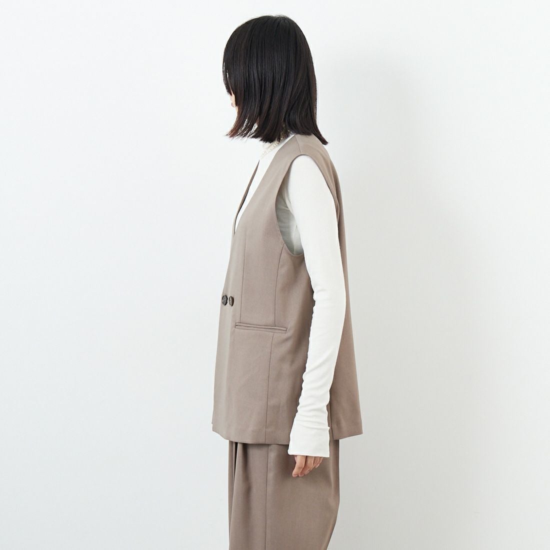 USINE [ユジーヌ] イージーケアツイルVネックベスト [21256059] 035 ﾓｶ &&モデル身長：162cm 着用サイズ：F&&