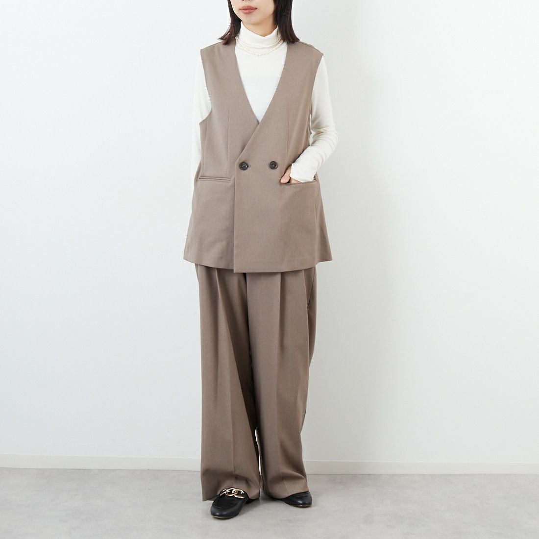 USINE [ユジーヌ] イージーケアツイルVネックベスト [21256059] 035 ﾓｶ &&モデル身長：162cm 着用サイズ：F&&