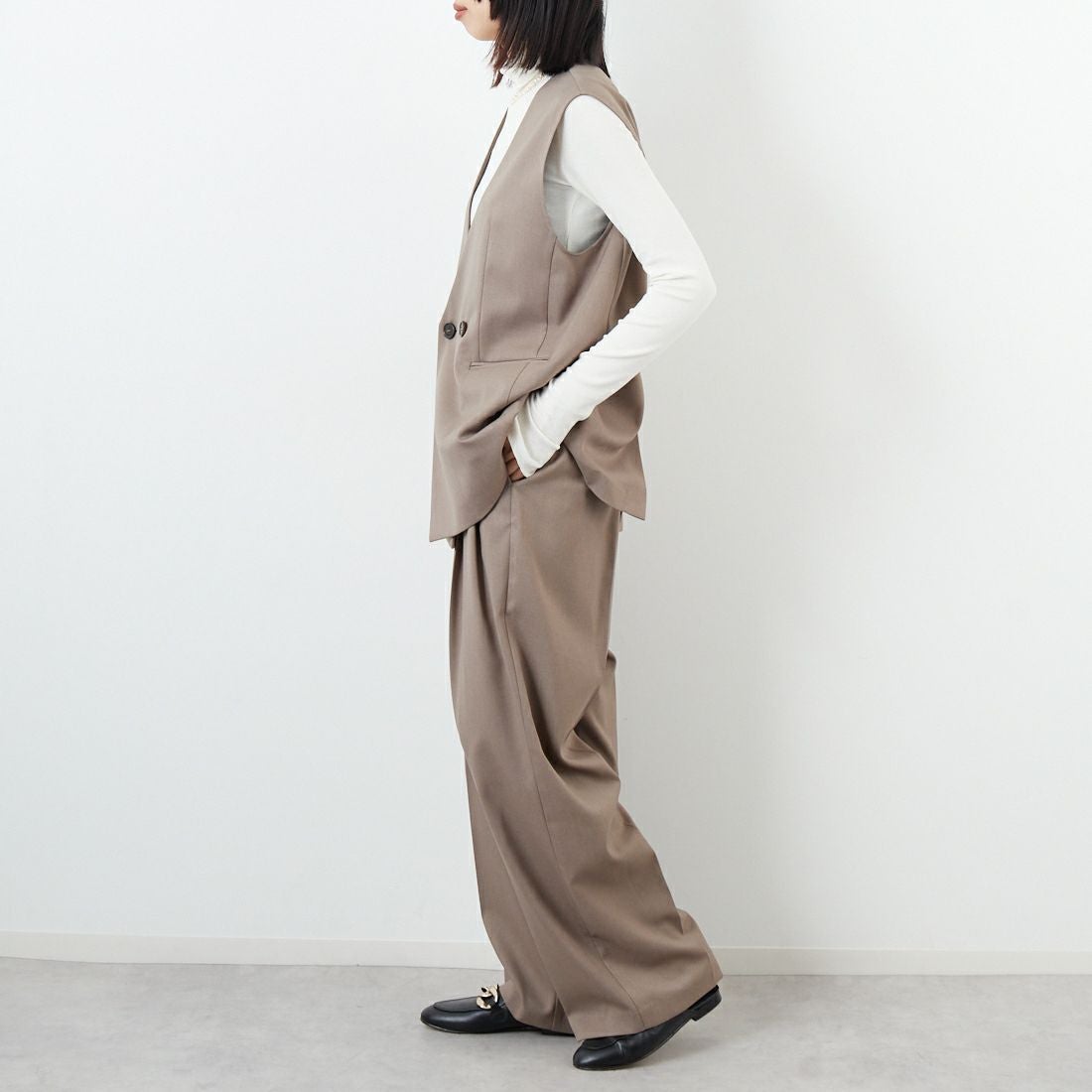 USINE [ユジーヌ] イージーケアツイルVネックベスト [21256059] 035 ﾓｶ &&モデル身長：162cm 着用サイズ：F&&