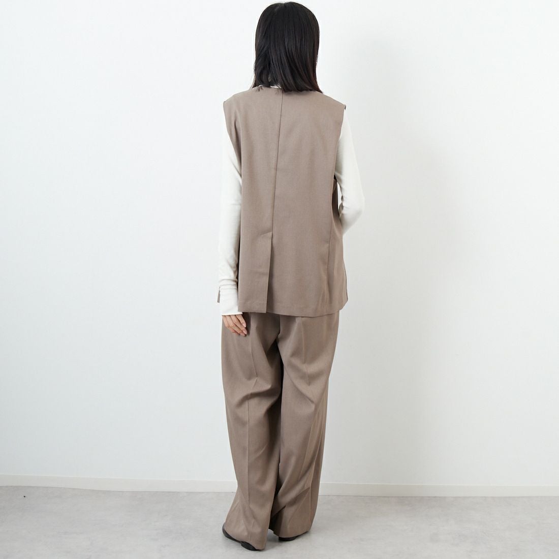 USINE [ユジーヌ] イージーケアツイルVネックベスト [21256059] 035 ﾓｶ &&モデル身長：162cm 着用サイズ：F&&