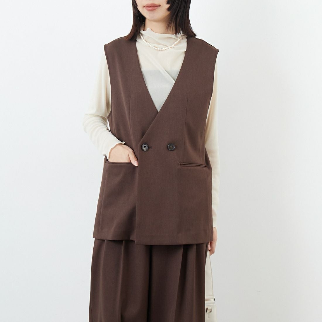 USINE [ユジーヌ] イージーケアツイルVネックベスト [21256059] 037 ﾌﾞﾗｳﾝ &&モデル身長：162cm 着用サイズ：F&&