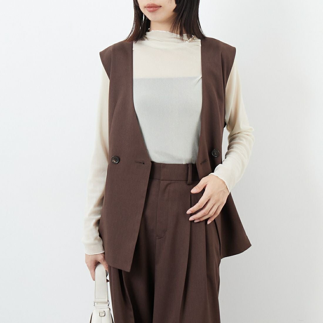 USINE [ユジーヌ] イージーケアツイルVネックベスト [21256059] 037 ﾌﾞﾗｳﾝ &&モデル身長：162cm 着用サイズ：F&&