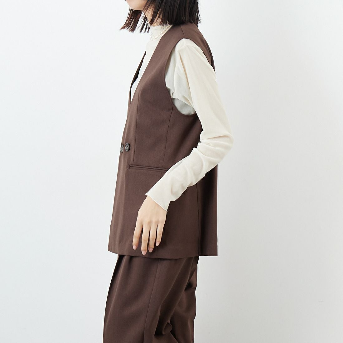 USINE [ユジーヌ] イージーケアツイルVネックベスト [21256059] 037 ﾌﾞﾗｳﾝ &&モデル身長：162cm 着用サイズ：F&&