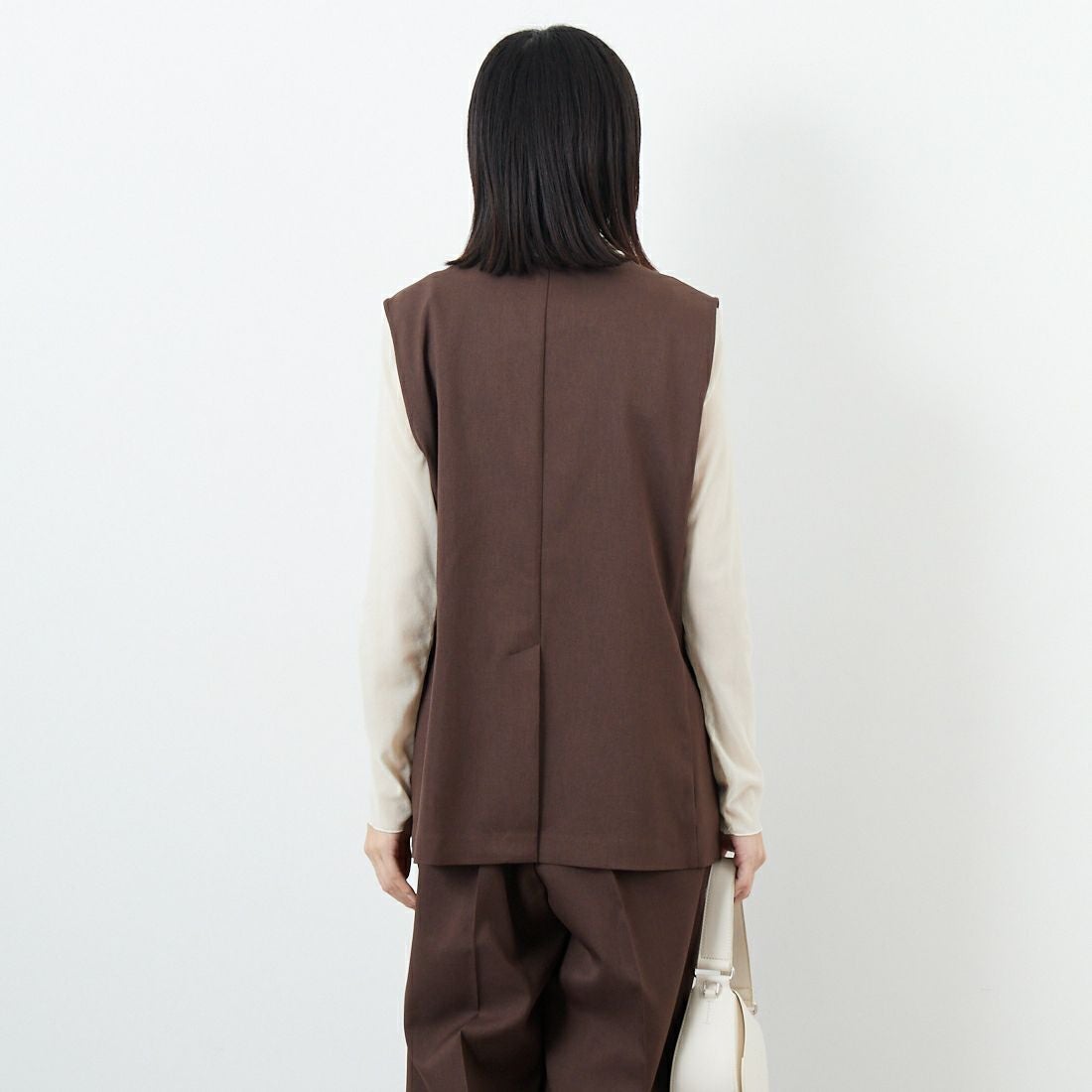 USINE [ユジーヌ] イージーケアツイルVネックベスト [21256059] 037 ﾌﾞﾗｳﾝ &&モデル身長：162cm 着用サイズ：F&&