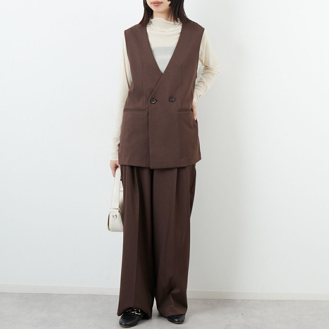 USINE [ユジーヌ] イージーケアツイルVネックベスト [21256059] 037 ﾌﾞﾗｳﾝ &&モデル身長：162cm 着用サイズ：F&&