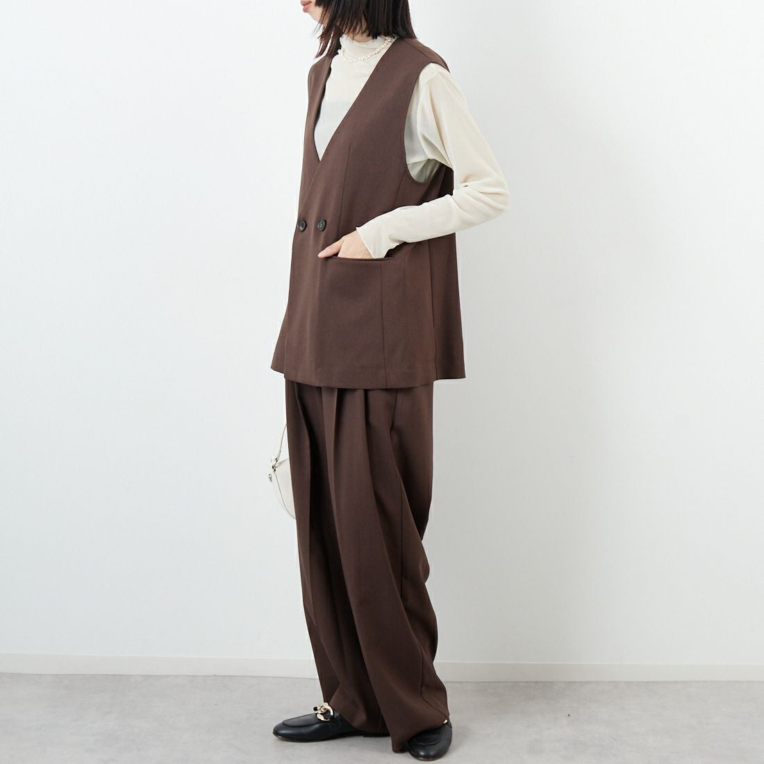 USINE [ユジーヌ] イージーケアツイルVネックベスト [21256059] 037 ﾌﾞﾗｳﾝ &&モデル身長：162cm 着用サイズ：F&&