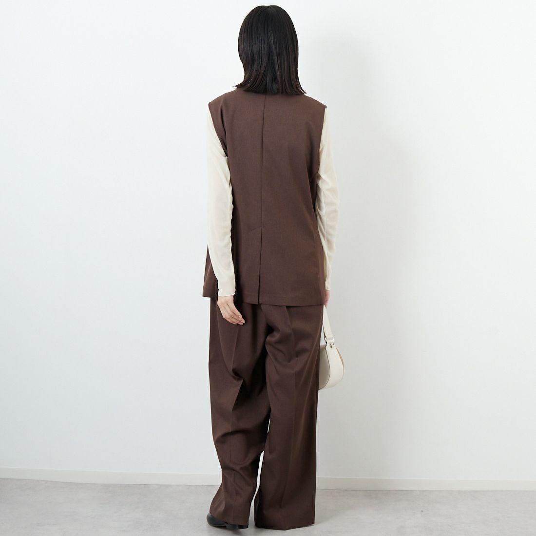 USINE [ユジーヌ] イージーケアツイルVネックベスト [21256059] 037 ﾌﾞﾗｳﾝ &&モデル身長：162cm 着用サイズ：F&&