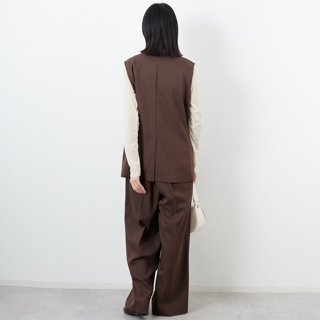 USINE [ユジーヌ] イージーケアツイルVネックベスト [21256059] 037 ﾌﾞﾗｳﾝ &&モデル身長：162cm 着用サイズ：F&&