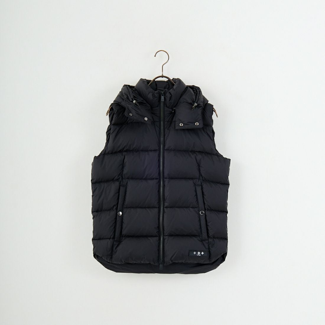 TATRAS [タトラス] POSEIDONE ダウンベスト [MJXA0003013588] BLACK &&モデル身長：168cm 着用サイズ：2&&