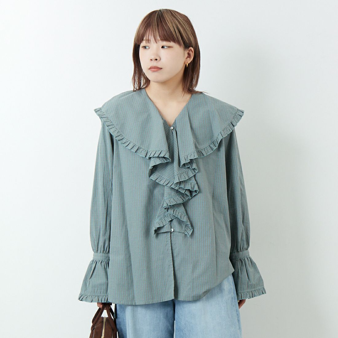 WHYTO. [ホワイト] チェックフリルブラウス [WHT25FBL4077] LTBLUE &&モデル身長：167cm 着用サイズ：36&&