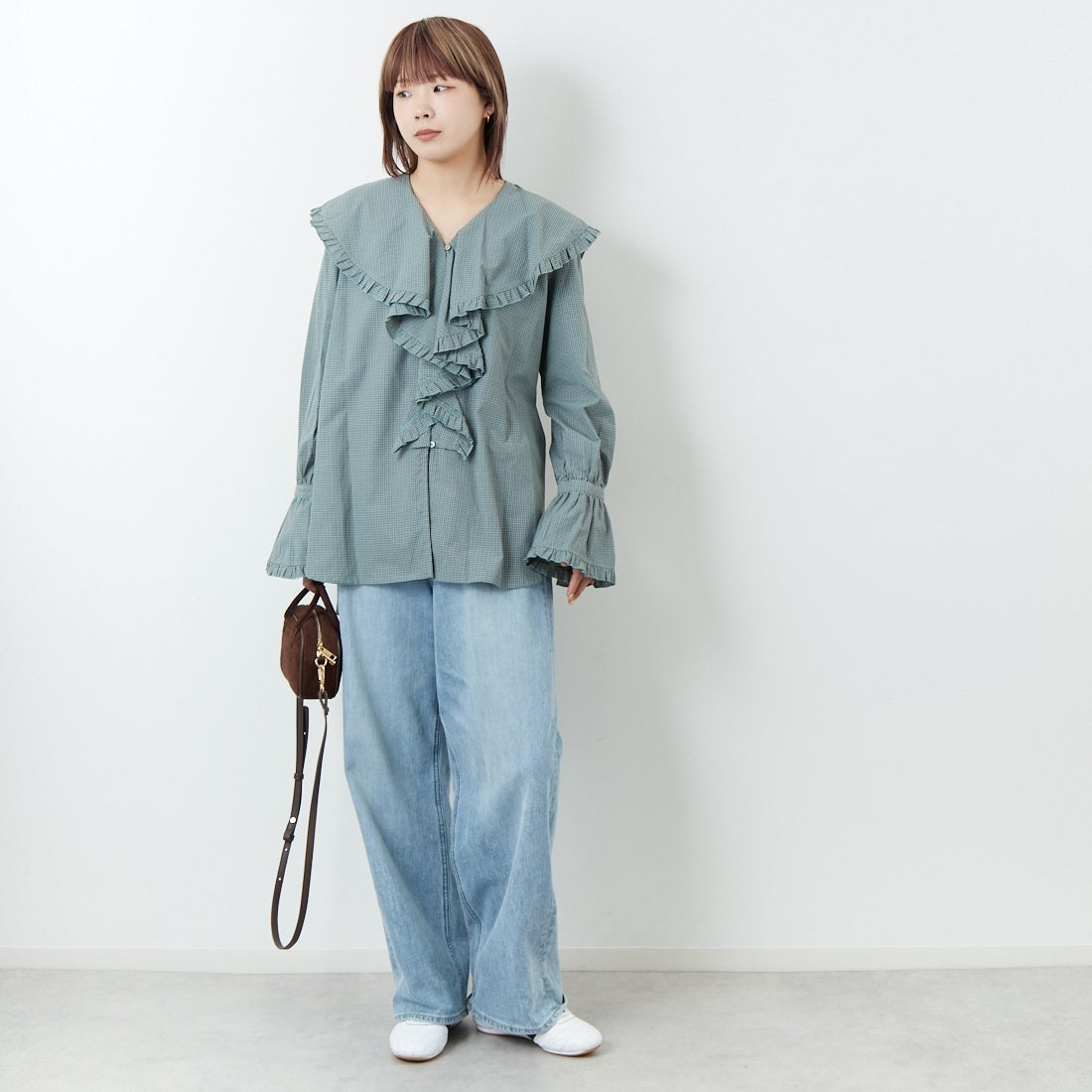 WHYTO. [ホワイト] チェックフリルブラウス [WHT25FBL4077] LTBLUE &&モデル身長：167cm 着用サイズ：36&&