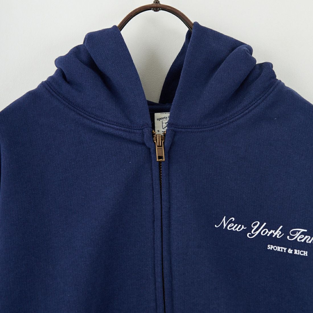 Sporty&Rich [スポーティアンドリッチ] NY テニスクラブ クロップドジップフーディ [ST068621402] DK.NAVY
