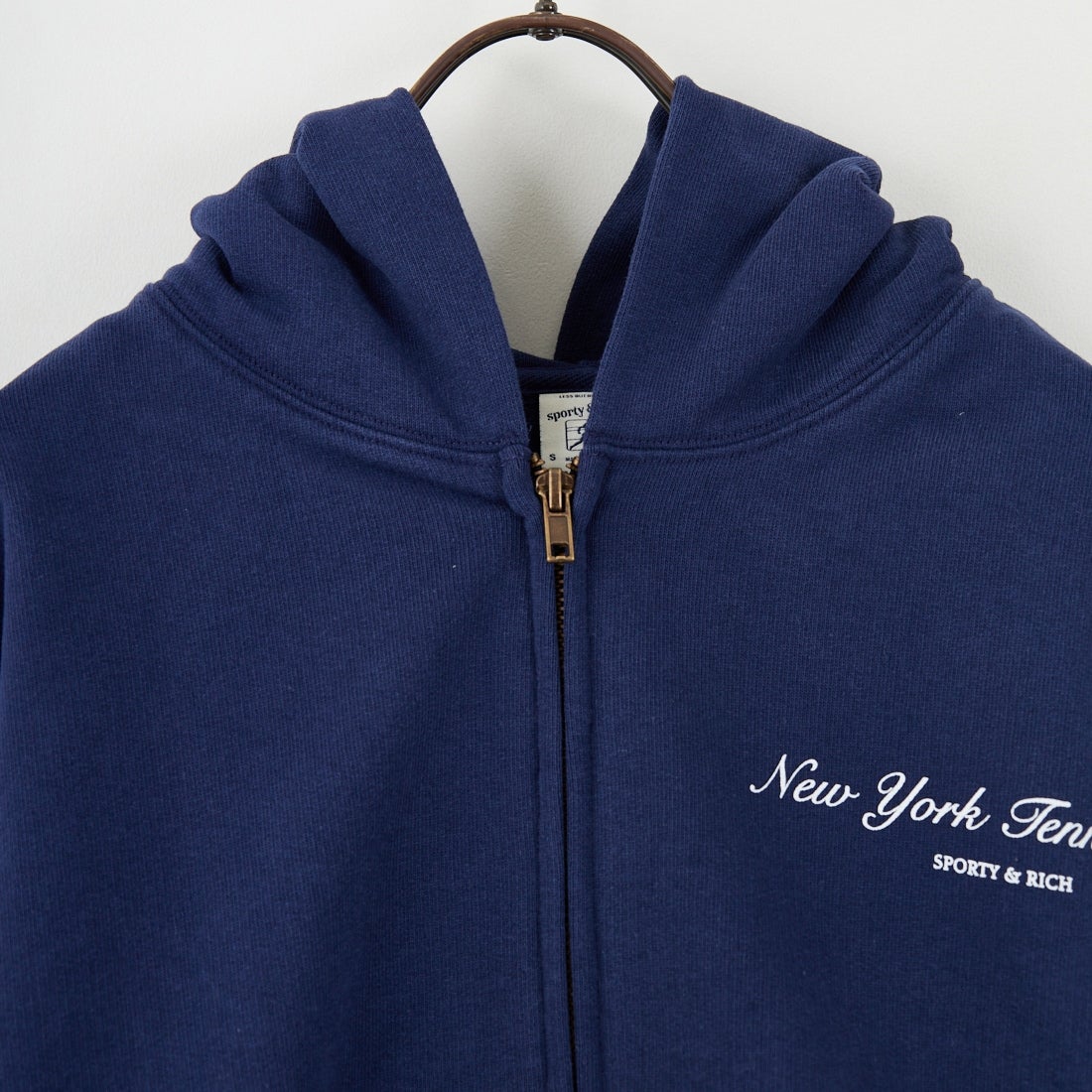 Sporty&Rich [スポーティアンドリッチ] NY テニスクラブ クロップドジップフーディ [ST068621402] DK.NAVY