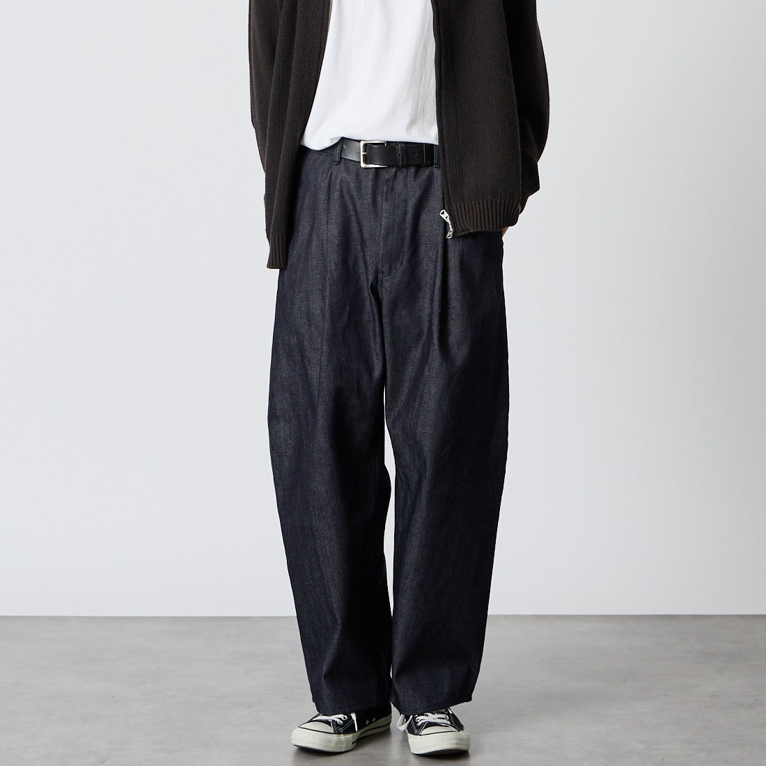 STILL BY HAND [スティルバイハンド] ディープタックワイドデニムパンツ [DN01253] NAVY &&モデル身長：175cm 着用サイズ：46&&