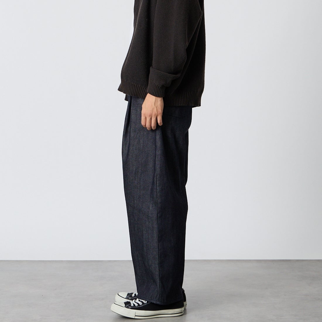 STILL BY HAND [スティルバイハンド] ディープタックワイドデニムパンツ [DN01253] NAVY &&モデル身長：175cm 着用サイズ：46&&