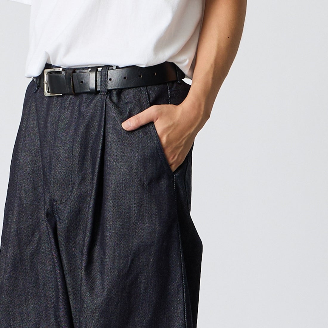 STILL BY HAND [スティルバイハンド] ディープタックワイドデニムパンツ [DN01253] NAVY &&モデル身長：175cm 着用サイズ：46&&