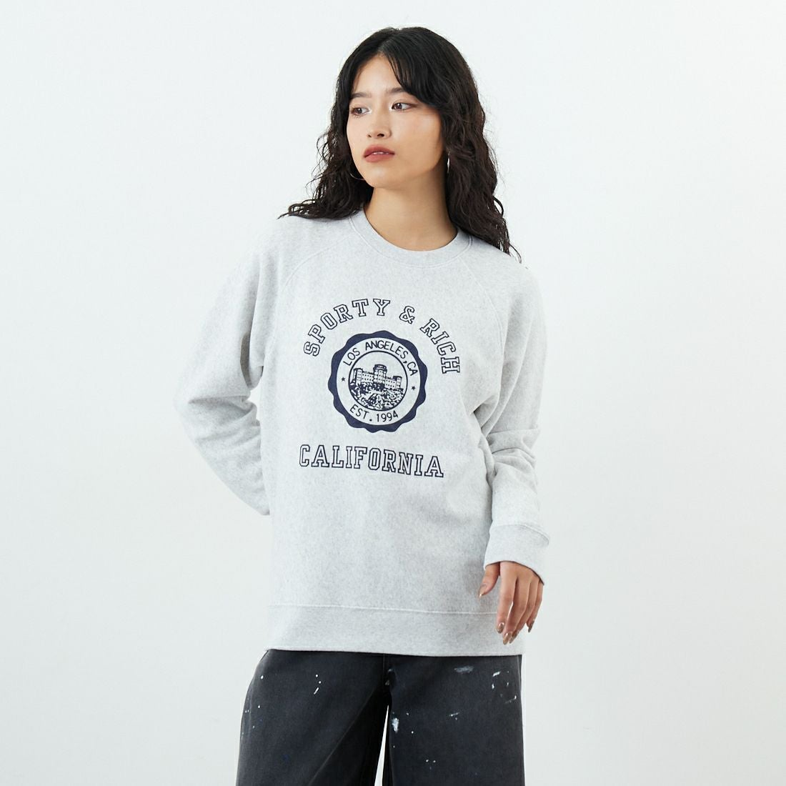 Sporty&Rich [スポ0ーティアンドリッチ] カリフォルニアエンブレム ソフトクルーネックスウェット [ST082625508] H.GRAY &&モデル身長：162cm 着用サイズ：S&&