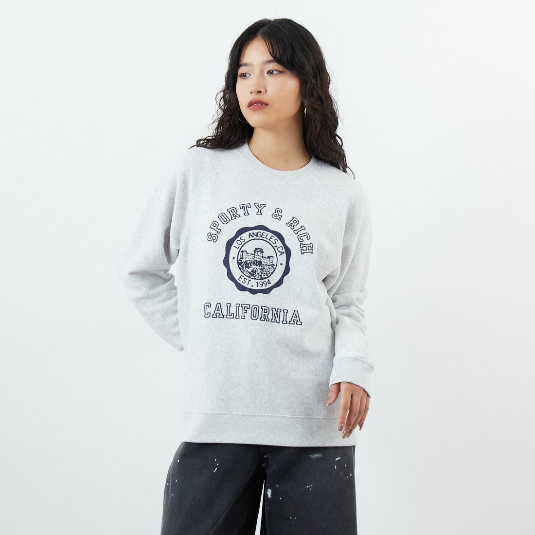 Sporty&Rich [スポ0ーティアンドリッチ] カリフォルニアエンブレム ソフトクルーネックスウェット [ST082625508] H.GRAY &&モデル身長：162cm 着用サイズ：S&&