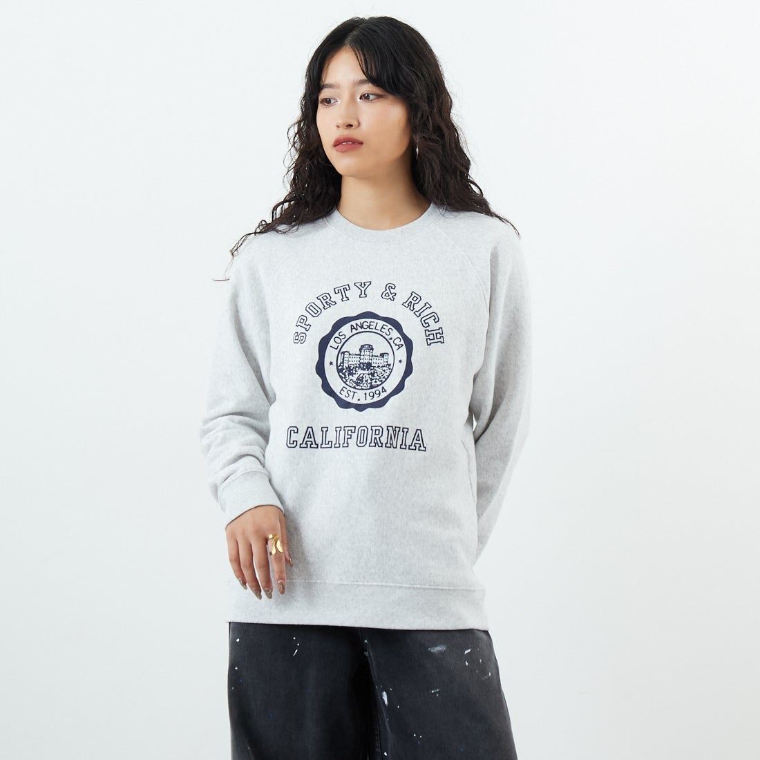 Sporty&Rich [スポ0ーティアンドリッチ] カリフォルニアエンブレム ソフトクルーネックスウェット [ST082625508] H.GRAY &&モデル身長：162cm 着用サイズ：S&&