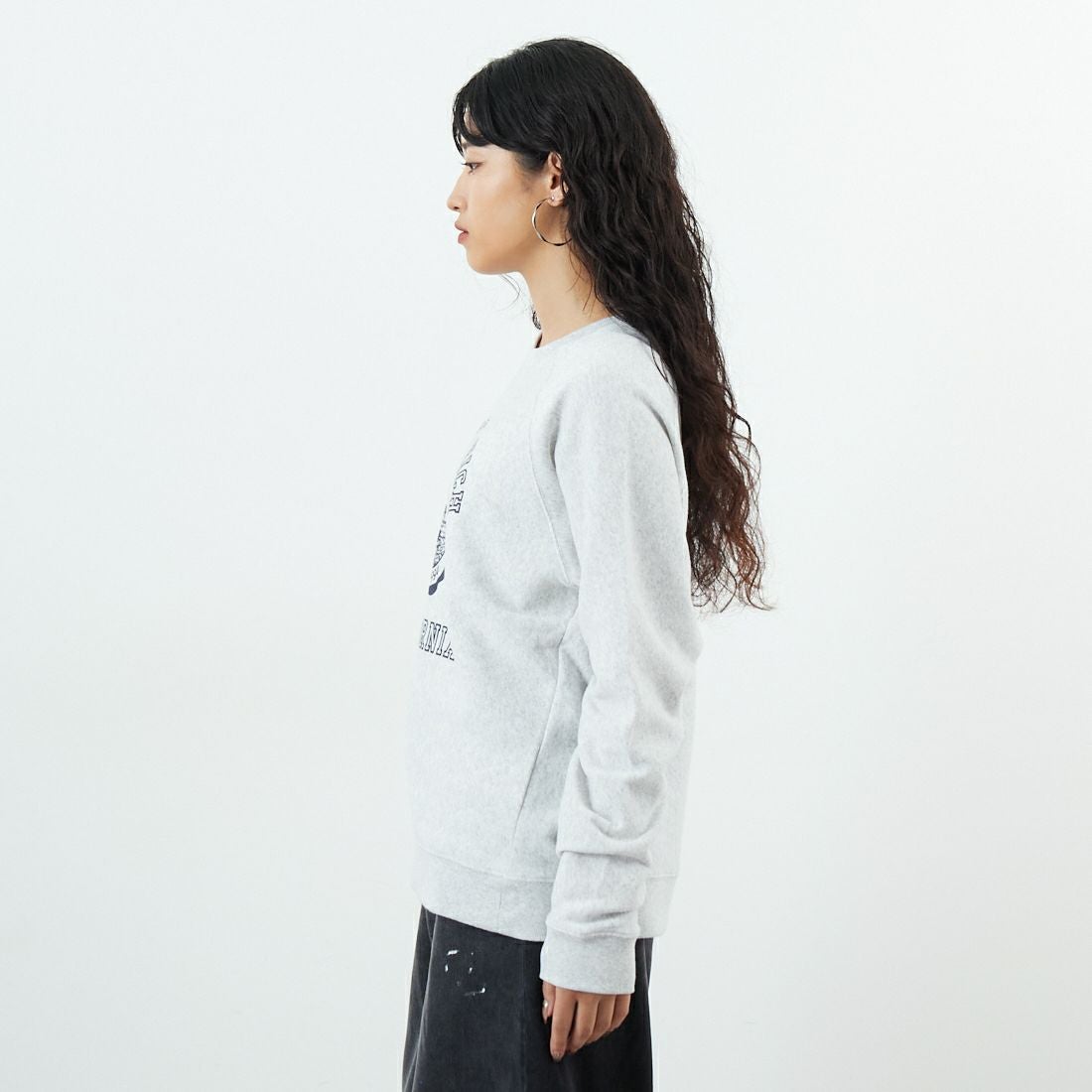 Sporty&Rich [スポ0ーティアンドリッチ] カリフォルニアエンブレム ソフトクルーネックスウェット [ST082625508] H.GRAY &&モデル身長：162cm 着用サイズ：S&&