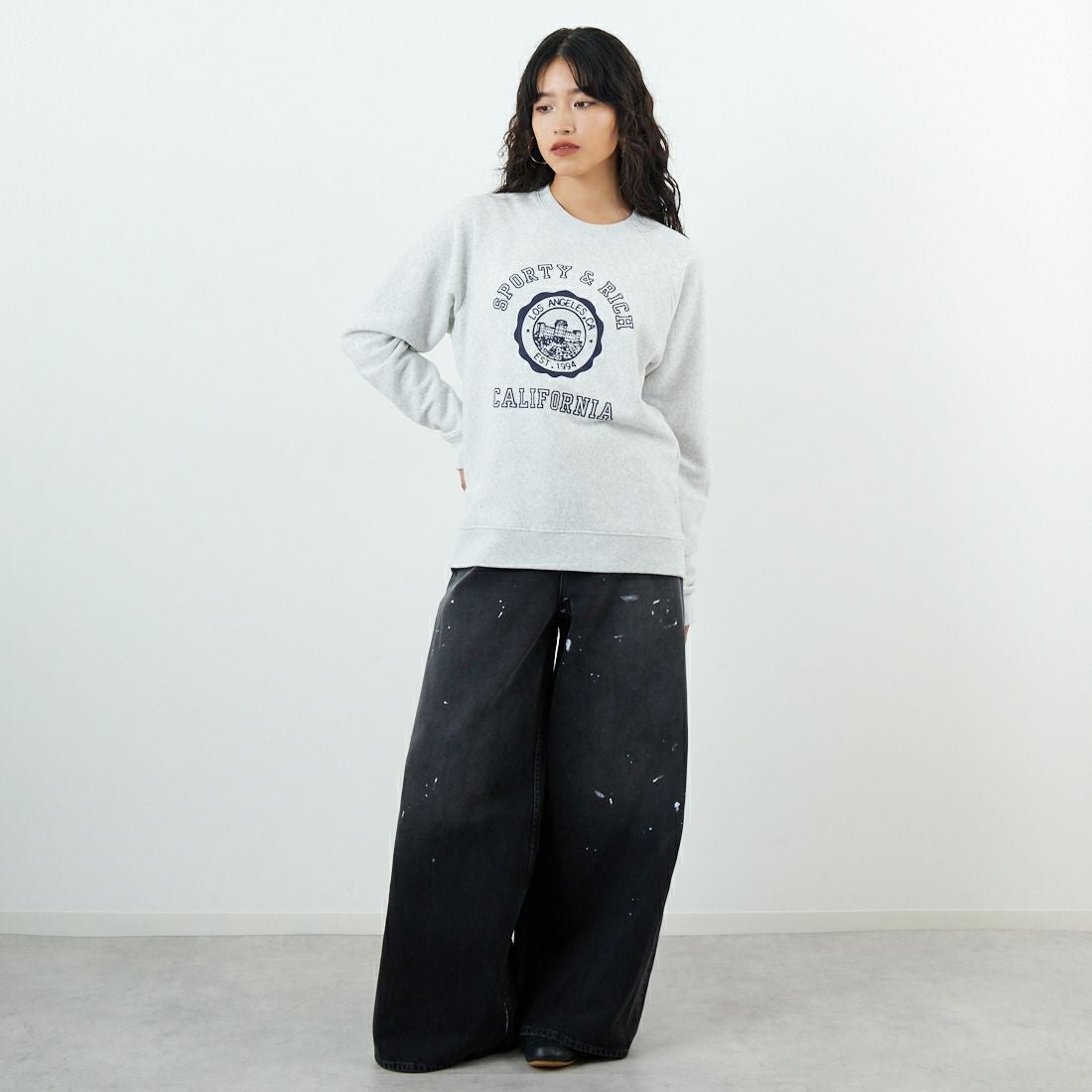 Sporty&Rich [スポ0ーティアンドリッチ] カリフォルニアエンブレム ソフトクルーネックスウェット [ST082625508] H.GRAY &&モデル身長：162cm 着用サイズ：S&&