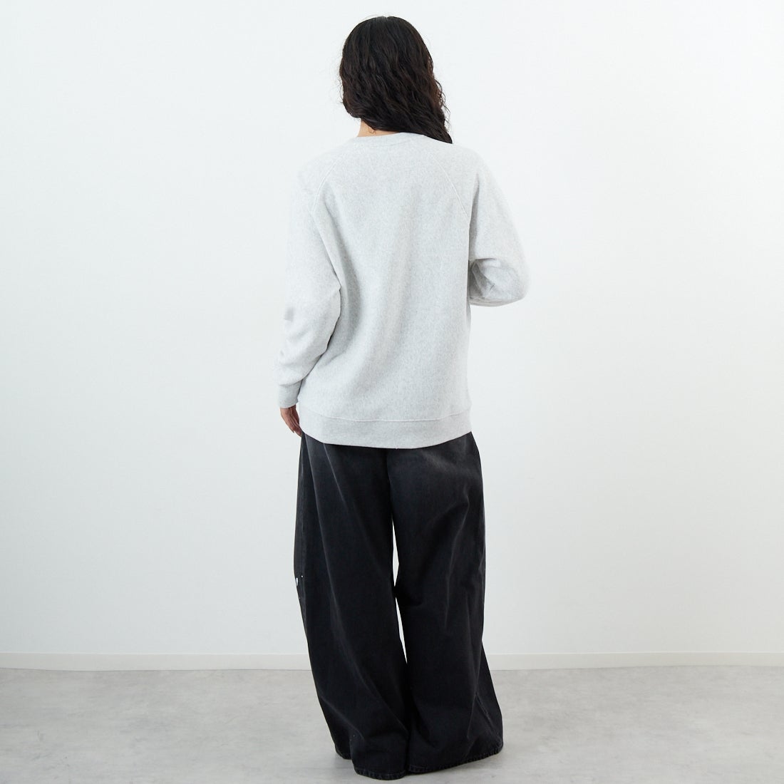 Sporty&Rich [スポ0ーティアンドリッチ] カリフォルニアエンブレム ソフトクルーネックスウェット [ST082625508] H.GRAY &&モデル身長：162cm 着用サイズ：S&&