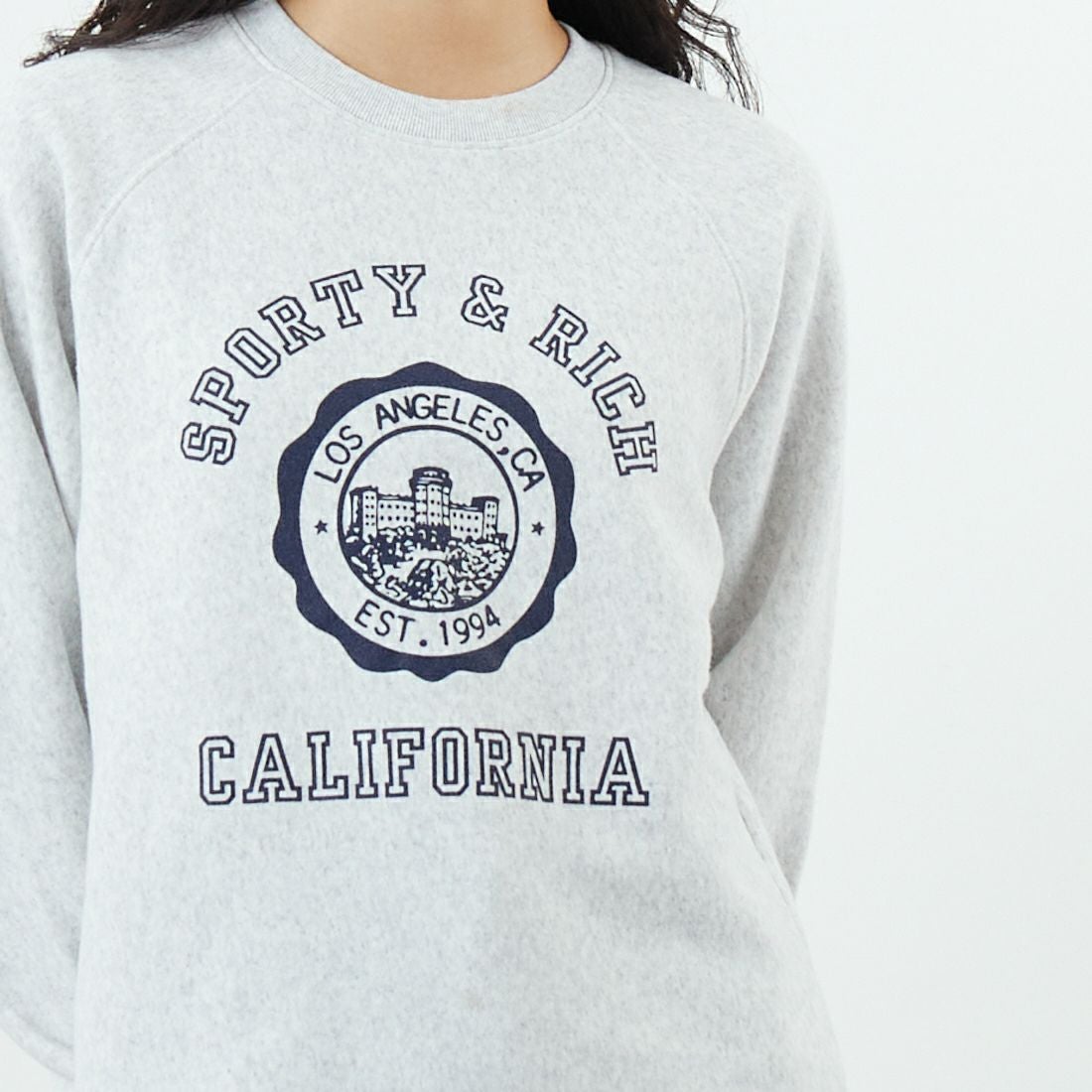 Sporty&Rich [スポ0ーティアンドリッチ] カリフォルニアエンブレム ソフトクルーネックスウェット [ST082625508] H.GRAY &&モデル身長：162cm 着用サイズ：S&&